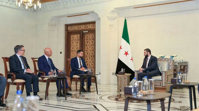 El presidente de Siria, Ahmad al Shara, recibe en Damasco al enviado especial de EEUU, Thomas Barrack, aliado de las FDS