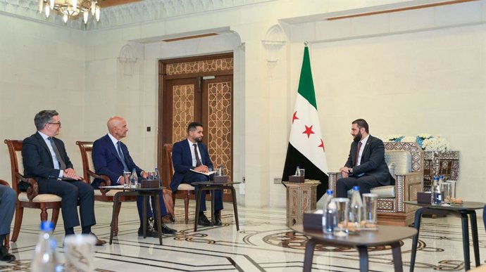 9 de julho de 2025, Damasco, República Árabe da Síria: O presidente Ahmad al-Shara'a se reúne com o enviado especial dos EUA para a Síria, Thomas Barak, e sua delegação acompanhante no Palácio do Povo em Damasco, Síria, em 9 de julho de 2025