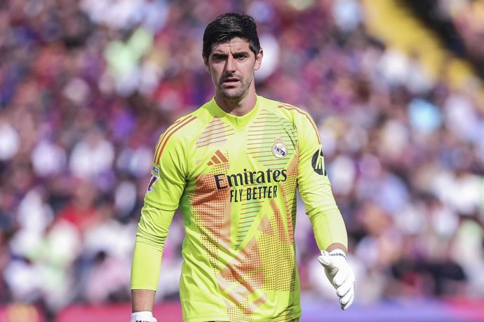 Archivo - Thibaut Courtois of Real Madrid looks on during the Spanish league, La Liga EA Sports, football match played between FC Barcelona and Real Madrid at Estadi Olimpic Lluis Companys on May 11, 2025 in Barcelona, Spain.