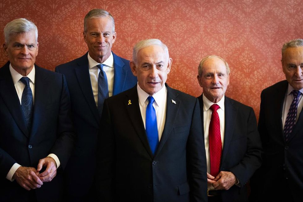 El primer ministro israelí, Benjamin Netanyahu, junto a varios senadores estadounidenses en Washington