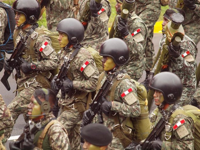 Archivo - Soldados del Ejército de Perú durante un desfile en Lima