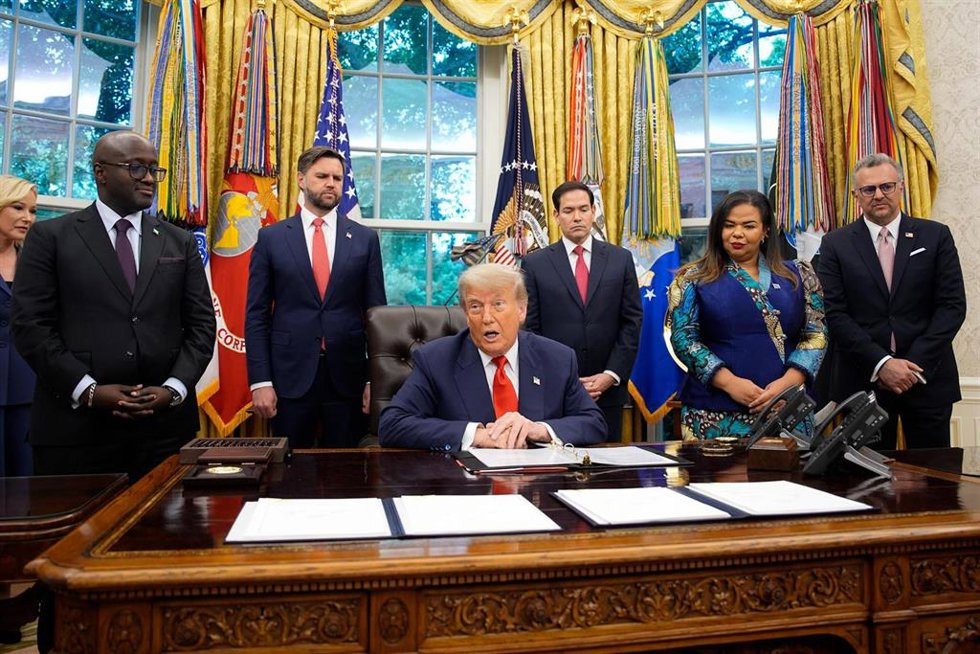 El presidente de Estados Unidos, Donald Trump, en una reunión con la ministra de Exteriores de RDC, Therese Kayikwamba Wagner y su homólogo ruandés, Olivier Nduhungir, en la Casa Blanca