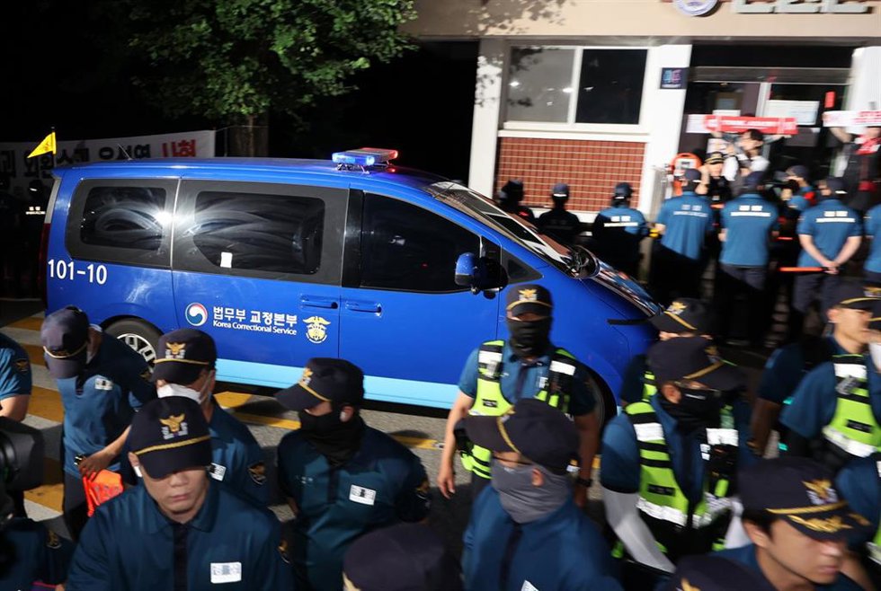 Dispositivo policial desplegado durante la detención del expresidente surcoreano Yoon Suk Yeol en Seúl