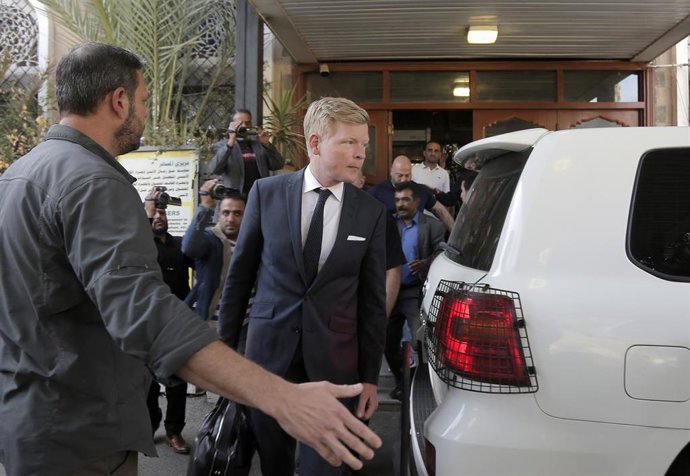 Archivo - El enviado especial de las Naciones Unidas para Yemen, Hans Grundberg, se dirige a un vehículo de la ONU a su llegada al Aeropuerto Internacional de Saná (Yemen)