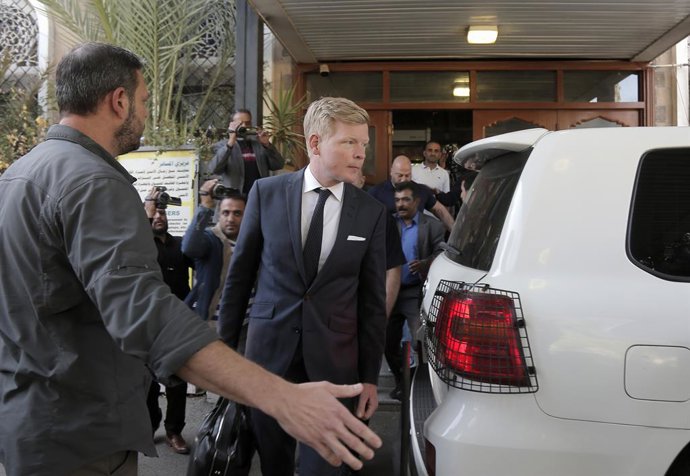 Archivo - SANAA, Jan. 6, 2025  -- United Nations Special Envoy to Yemen Hans Grundberg (C) walks to a UN vehicle upon his arrival at Sanaa International Airport in Sanaa, Yemen, on Jan. 6, 2025. Grundberg arrived in Sanaa on Monday, marking his first visi