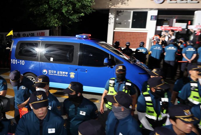 Dispositiu policial desplegat durant la detenció de l'expresident sud-coreà Yoon Suk Yeol a Seül