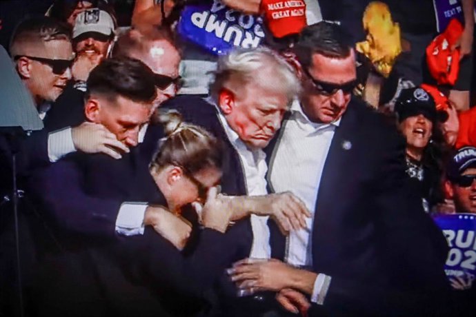 Archivo - July 14, 2024, Butler, Pennsylvania, United States: In this photo illustration, a screen shows Former US President Donald Trump shot in the ear at a rally he was holding in Butler. Former US President Donald Trump was wounded in a shooting at a 