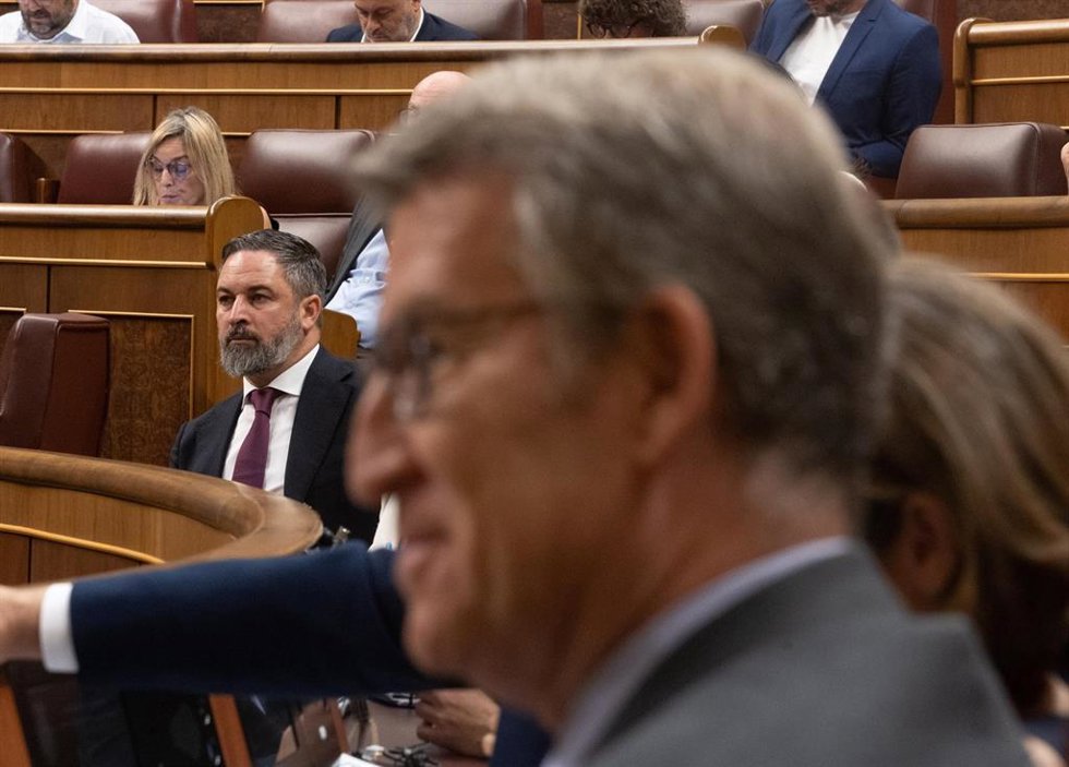 Archivo - El líder de VOX, Santiago Abascal (i), durante una sesión plenaria en el Congreso de los Diputados, a 4 de julio de 2024, en Madrid (España).