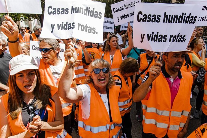 Archivo - Varias personas de la plataforma de afectados por las obras de la Línea 7B del metro de Madrid durante una manifestación en 2023