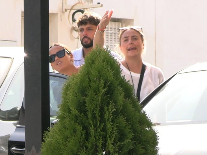 Gloria Camila y Rocío Flores increpando a la prensa para que no graben a la pequeña Rocío