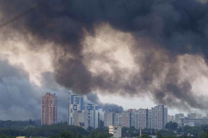 4 de julho de 2025, Kiev, cidade de Kiev, Ucrânia: Fumaça subindo após um ataque de drones e mísseis russos na capital da Ucrânia, Kiev: 1018248175, Licença: Rights-managed, Restrictions: , Model Release: não, Linha de crédito: Andreas Stroh / Zuma Press 