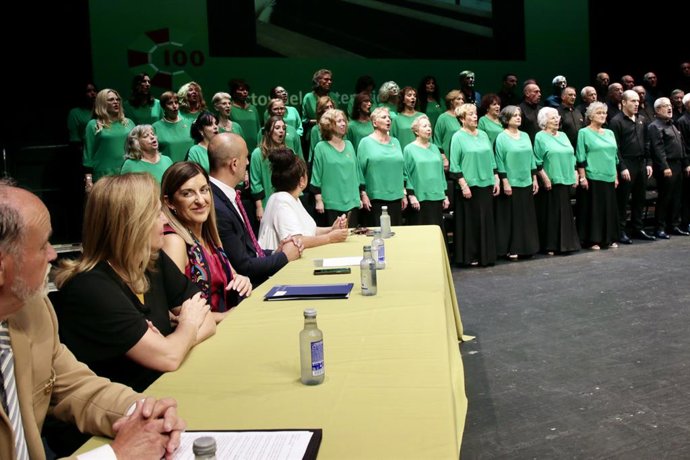 La presidenta de Cantabria, María José Sáenz de Buruaga, en la gala del centenario de la Coral de Torrelavega