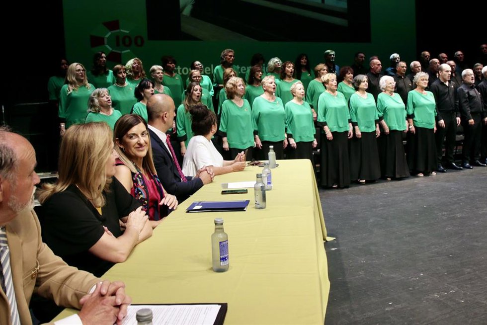 La presidenta de Cantabria, María José Sáenz de Buruaga, en la gala del centenario de la Coral de Torrelavega