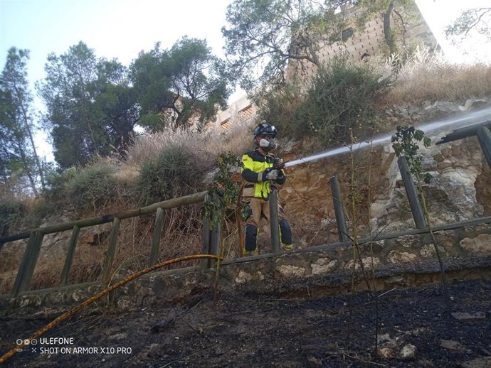 Efectivos del Plan Infomur extinguen un incendio junto al Santuario de la Vera Cruz en Caravaca