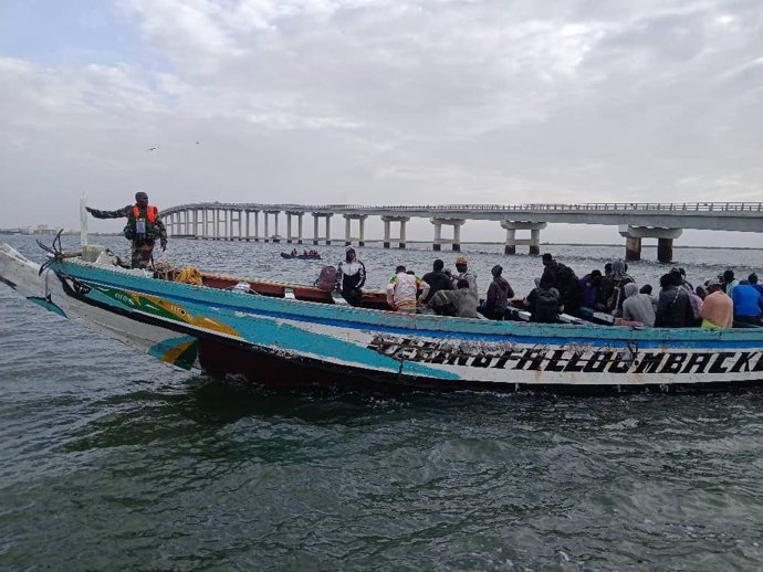 Fotografía publicada por la Armada de Senegal tras la interceptación de más de 200 migrantes en el delta del Saloum, al sur de la capital, Dakar, y cerca de la frontera con Gambia