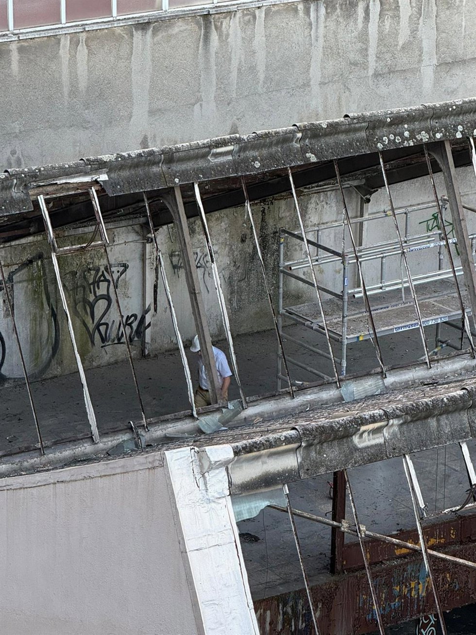 Obras de desamiantado en un almacén ubicado en Doctor Esquerdo 138.
