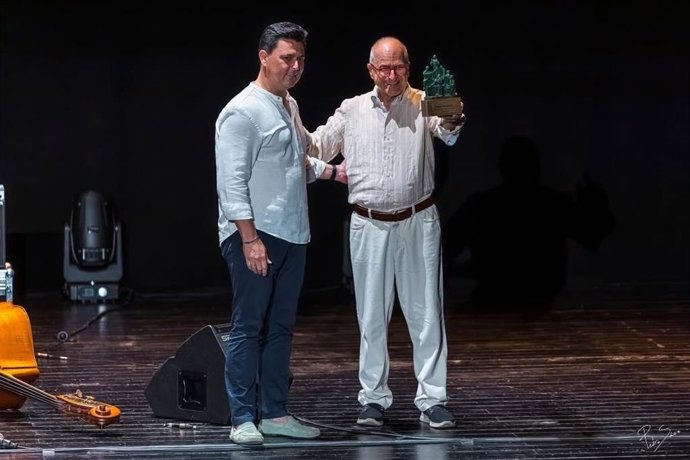 El alcalde José Miguel Luengo, entrega el premio del Festival al pianista Enrico Pieranunzi, tras el concierto que ofreció el músico