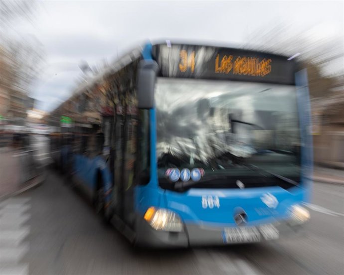 Archivo - Un autobús de la EMT el día que son gratuitos, a 8 de enero de 2025, en Madrid (España). Los autobuses de EMT Madrid vuelven a ser gratuitos hoy con la vuelta a la normalidad y la vuelta a las clases tras las fiestas navideñas. La iniciativa par