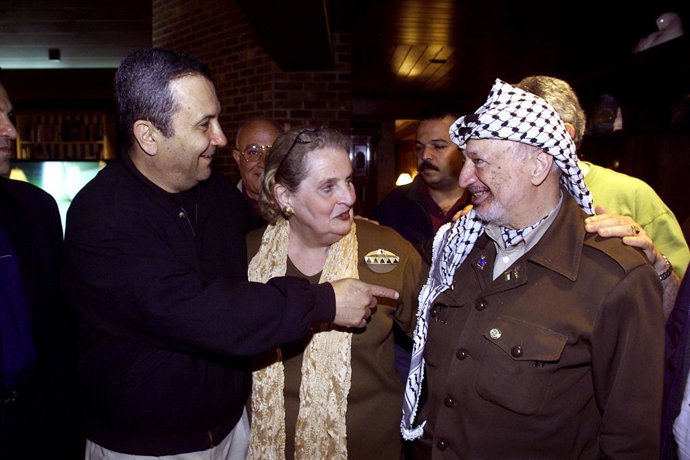 Archivo - July 27, 2000, Thurmont, Maryland, USA: Prime Minister Ehud Barak of Israel, left, United States Secretary of State Madeleine Albright, center, and Palestinian Authority Chairman Yasser Arafat, left, greet each other at dinner at Camp David in T