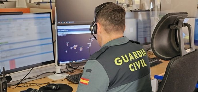 Guardia Civil en la sala operativa del 112 Canarias