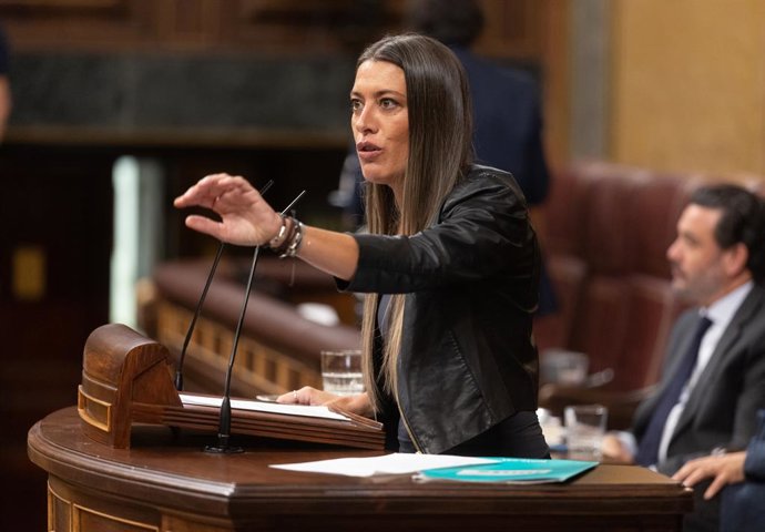 A porta-voz da Junts no Congresso, Miriam Nogueras, fala durante uma sessão plenária extraordinária no Congresso dos Deputados, em 9 de julho de 2025, em Madri (Espanha). Sánchez comparece em uma sessão plenária extraordinária para tratar de questões pend