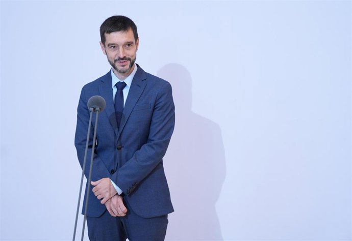 El ministro de Derechos Sociales, Consumo y Agenda 2030, Pablo Bustinduy, atiende a los medios en la Cumbre de la ONU. A 03 de julio de 2025, en Sevilla (Andalucía, España). Última jornada de la IV Conferencia Internacional sobre la Financiación para el D