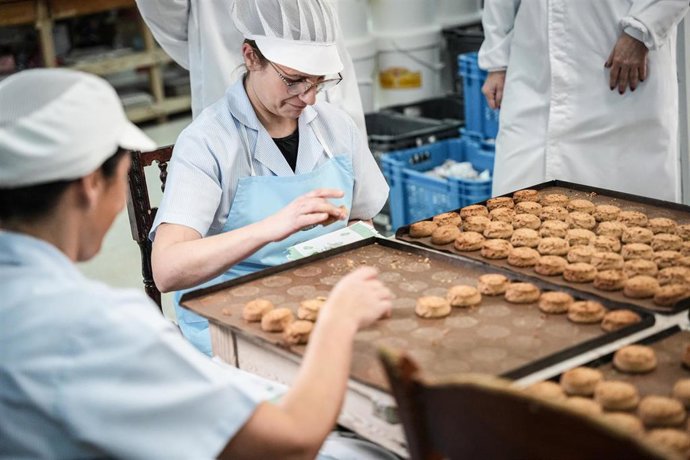 Archivo - Trabajadoras en una fábrica