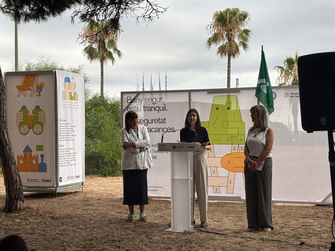 La consellera d'Interior, Núria Parlon, l'alcaldessa de Gavà, Gemma Badia, i la directora de Protecció Civil, Marta Cassany