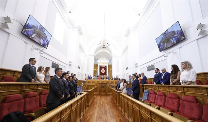 Minuto de silencio en las Cortes.