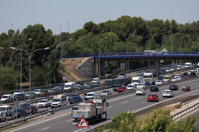 Archivo - Atasco en la autovía A-3 con motivo de la operación salida de inicios de agosto, a 28 de julio de 2023, en Madrid (España). 