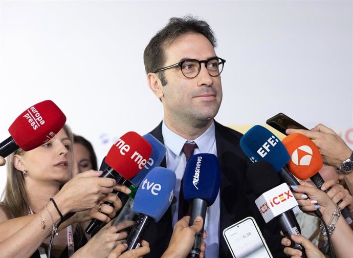 El ministro de Economía, Comercio y Empresa, Carlos Cuerpo, ofrece declaraciones a la prensa antes de intervenir en el ‘Foro ICEX 2025’, en la Nave Madrid, a 10 de julio de 2025, en Madrid (España). El Foro ICEX reúne a expertos y profesionales públicos y