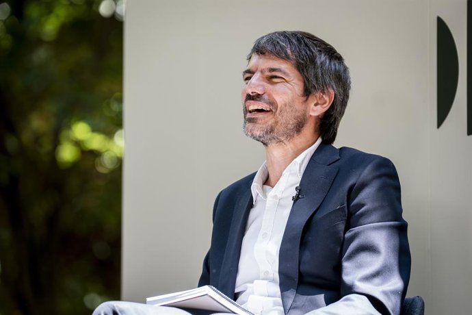 O Ministro da Cultura, Ernest Urtasun, apresenta o Plano de Direitos Culturais, no Museu Nacional Reina Sofia, em 8 de julho de 2025, em Madri (Espanha).