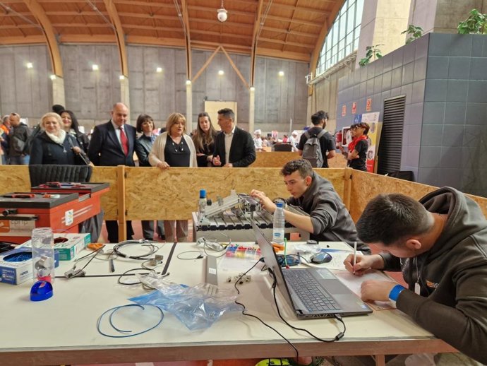 La consejera de Educación, Tomasa Hernández, y el director general de FP, Luis Mallada, en una imagen de archivo, durante una de las pruebas de las Aragón Skills, las Olimpiadas de FP.