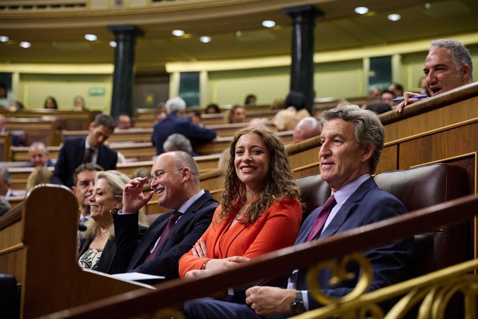(I-D) El coordinador general del Partido Popular, Elías Bendodo; la portavoz del PP en el Congreso, Ester Muñoz, y el presidente del Partido Popular, Alberto Núñez Feijóo, durante el pleno extraordinario en el Congreso de los diputados, a 8 de julio de 