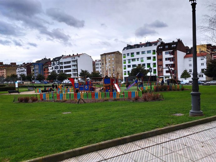 Archivo - Parque infantil en la plaza Ángel González, en Oviedo.