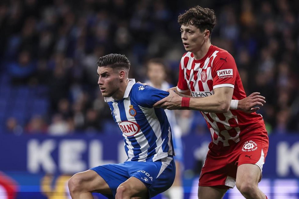 Archivo - Roberto Fernandez of RCD Espanyol and Ladislav Krejci of Girona FC compete during the Spanish league, La Liga EA Sports, football match played between RCD Espanyol and Girona FC at RCDE Stadium on March 10, 2025 in Cornella, Barcelona, Spain.