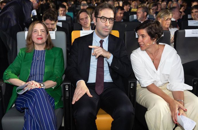 El ministro de Economía, Comercio y Empresa, Carlos Cuerpo (c), la secretaria de Estado de Comercio, Amparo López Senovilla (i), y por la consejera delegada del ICEX, Elisa Carbonell (d), druante el ‘Foro ICEX 2025’, en la Nave Madrid, a 10 de julio de 20