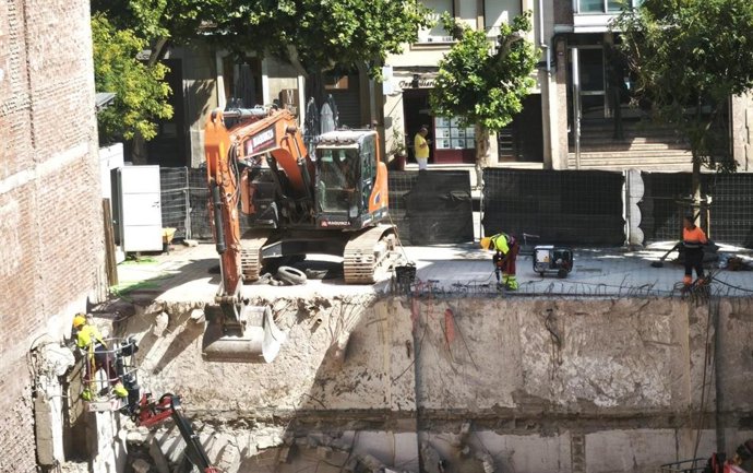 Trabajadores de la construcción, alguno de ellos, al sol