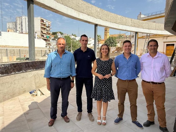 La alcaldesa de Alcalá de Guadaíra, Ana Isabel Jiménez, y el delegado de Urbanismo y Planificación Estratégica, Jesús Mora, (4i) visitan las obras de las 150 plazas nuevas de aparcamientos en el entorno de la calle Nicolás Alpériz.