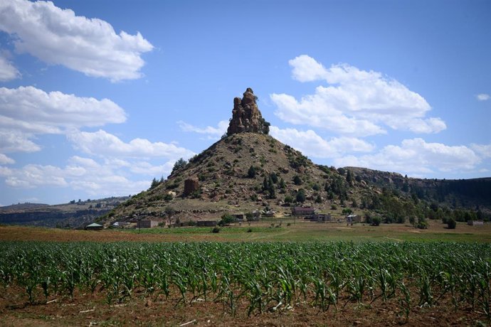 Archivo - FILED - 14 December 2024, Lesotho, Maseru: The Qiloane Mountain. The rock, which is considered to be the model for the Basotho hat due to its shape, is the most important natural monument in the country. Photo: Bernd von Jutrczenka/dpa