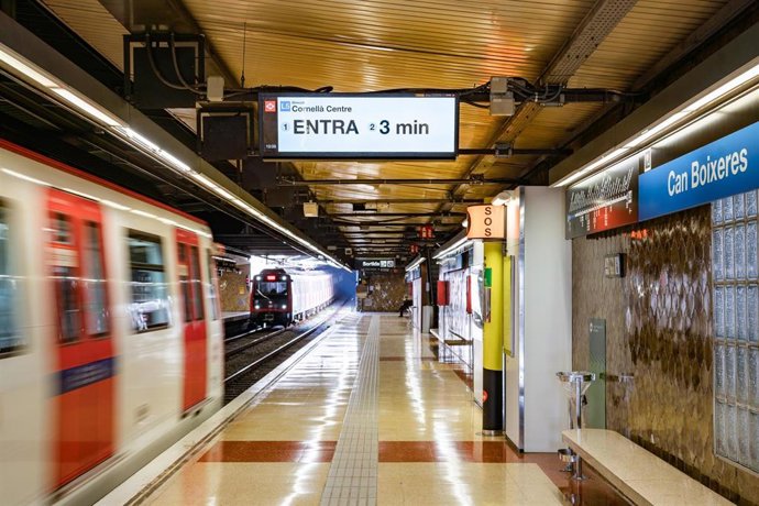 Archivo - Una de las nuevas pantallas del Metro de Barcelona, en la estación de Cornellà Centre.
