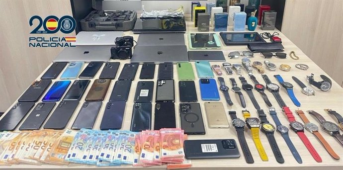 Obejtos robados incautados a tres personas que los escondían en una maleta en el centro de Madrid