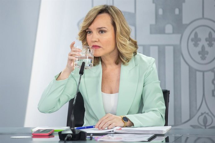 A ministra da Educação e Formação Profissional e porta-voz da Espanha, Pilar Alegría, fala à imprensa após o Conselho de Ministros, em 1º de julho de 2025, em Madri (Espanha). O Conselho de Ministros aprova um aumento salarial de 0,5% para os