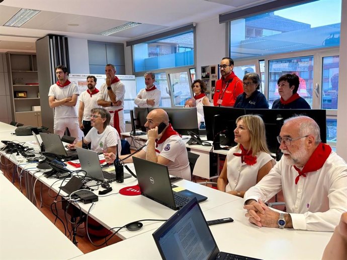 El consejero Domínguez y la consejera López ven el encierro por televisión junto con el equipo de seguridad y emergencias en la sala de SOS Navarra.