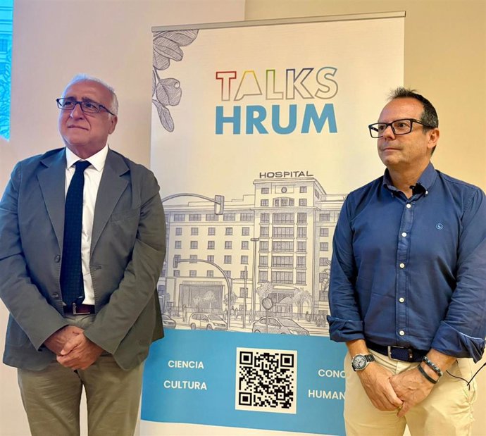 El director de Enfermería del Hospital, Antonio Zamudio, y el director gerente del Hospital Regional Universitario de Málaga, José Antonio Ortega.