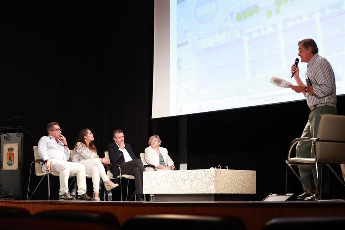 El presidente de la Diputaciçon de Sevilla, Javier Fernández (3i), durante la presentación de la propuesta para soterramiento de la A-8058. 
