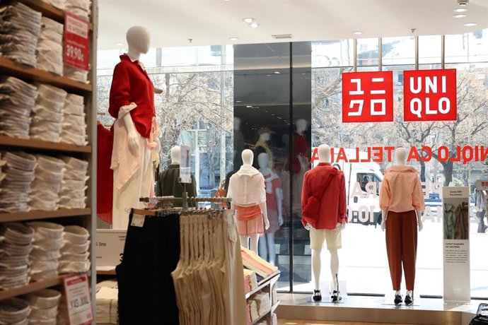 Archivo - Interior de la nueva flagship store de Uniqlo, a 26 de marzo de 2025, en Madrid (España). El nuevo local ubicado en el complejo de Azca en el Paseo de la Castellana cuenta con una superficie de 1.200 metros cuadrados distribuidos en tres plantas