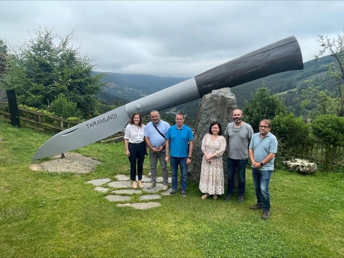 El consejero Marcelino Marcos ha visitado este jueves varios proyectos financiados con fondos comunitarios en San Tirso de Abres, Taramundi y Castropol.