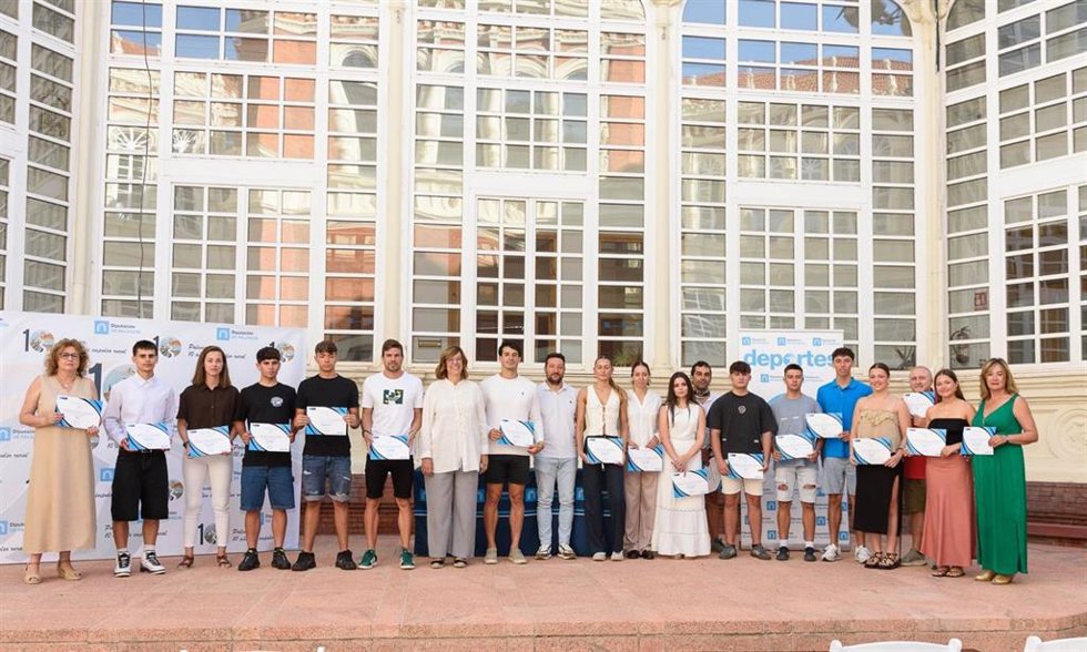 Entrega De Becas A 23 Deportistas Palentinos .