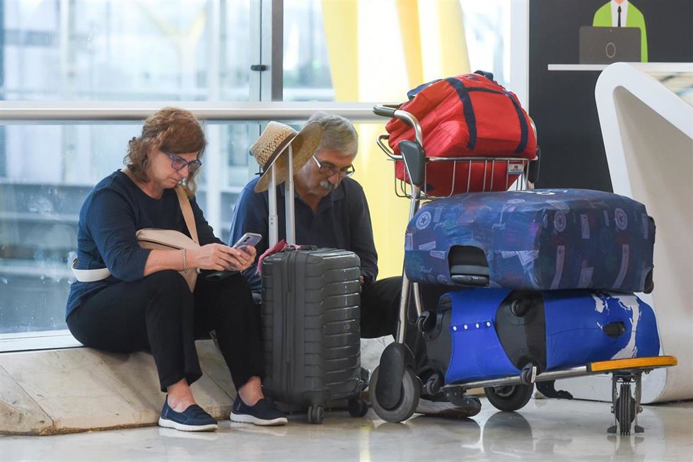 Pasajeros esperan en la entrada de la Terminal 4 de Barajas.